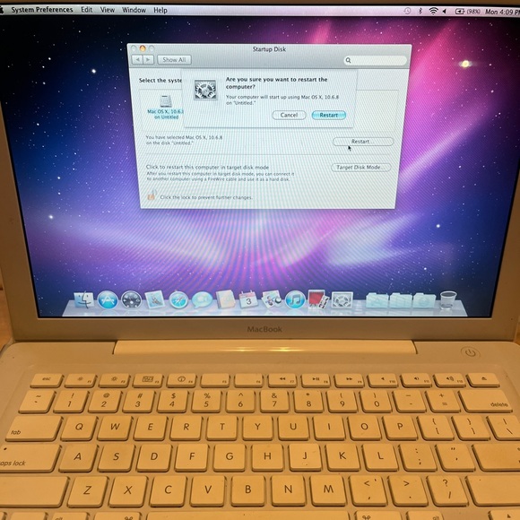 Apple MacBook in White - Picture 4 of 13